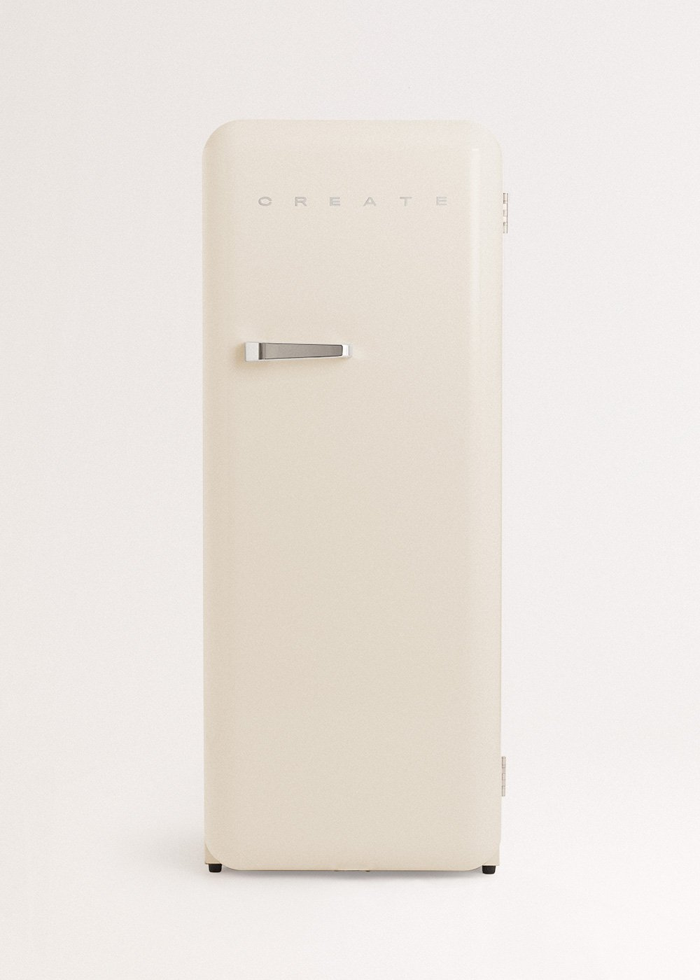 Un refrigerador color crema con la palabra CREATE arriba y una manija plateada, sobre un fondo blanco.
