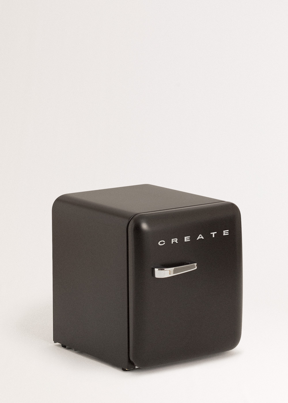 Un pequeño minibar negro con la palabra CREATE en letras blancas en la puerta. Tiene un tirador plateado.