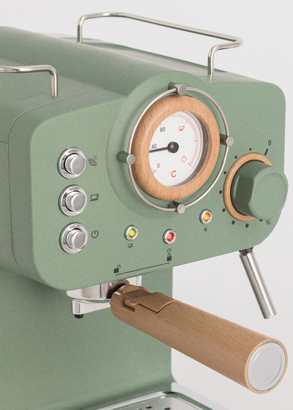 Una máquina de espresso verde con detalles de madera. Tiene un medidor, botones y un mango de madera. El fondo es blanco.