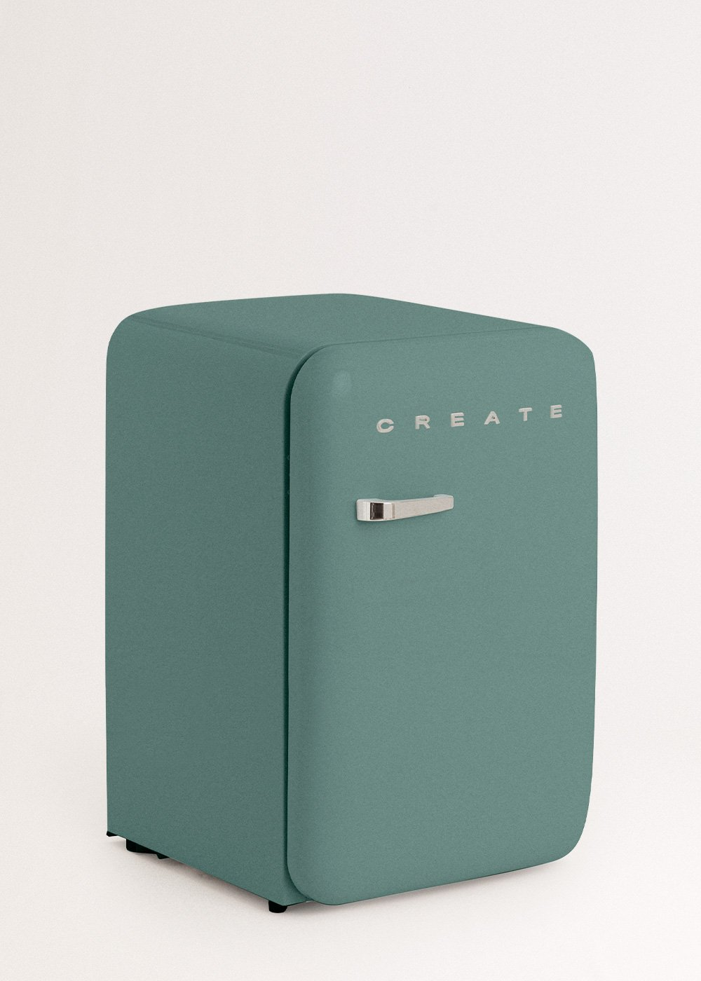 Un mini-refrigerador verde azulado con la palabra CREATE y un asa plateada, sobre fondo blanco.
