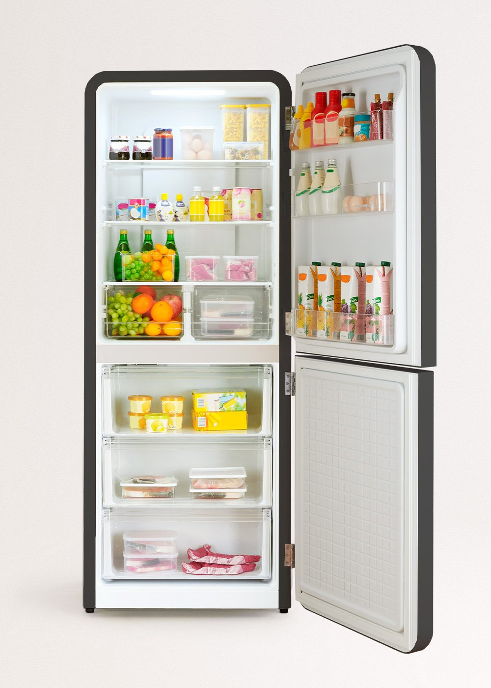 Refrigerador abierto lleno de comida: frutas, verduras, bebidas y carne. Marco negro, interior blanco y puerta abierta a la derecha.