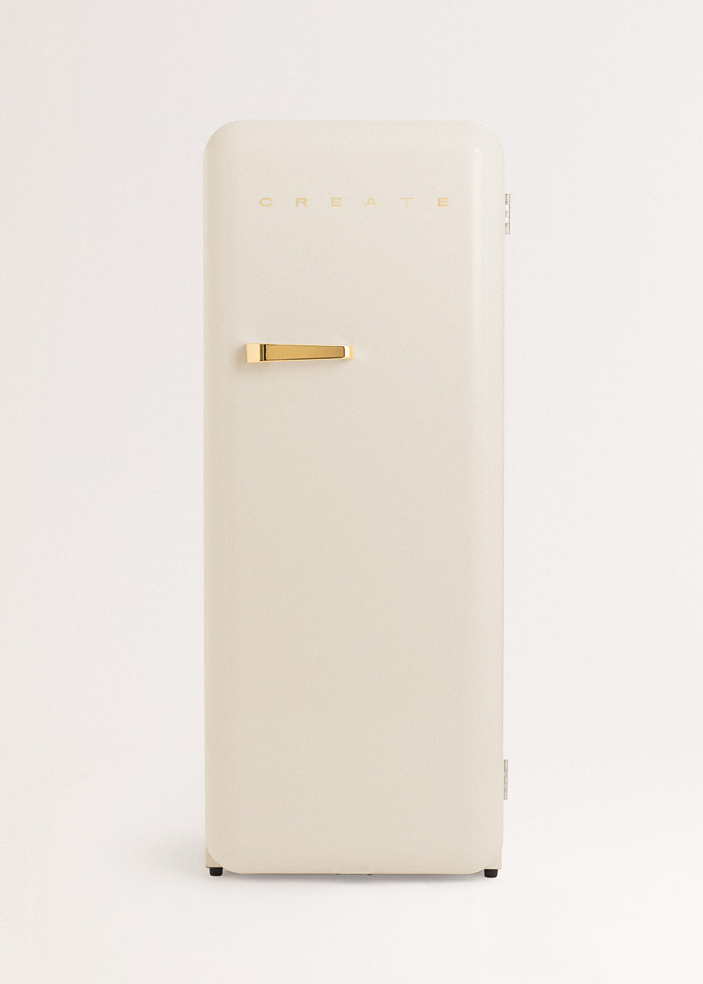 Un refrigerador retro crema con detalles dorados. La palabra 'CREATE' está escrita arriba.