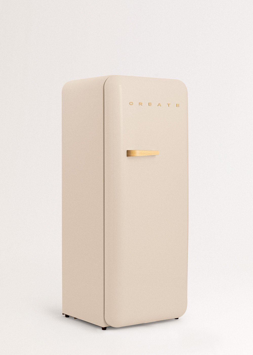 Un refrigerador beige. Tiene un tirador de madera y la palabra CREATE en letras doradas. Sobre un fondo blanco.