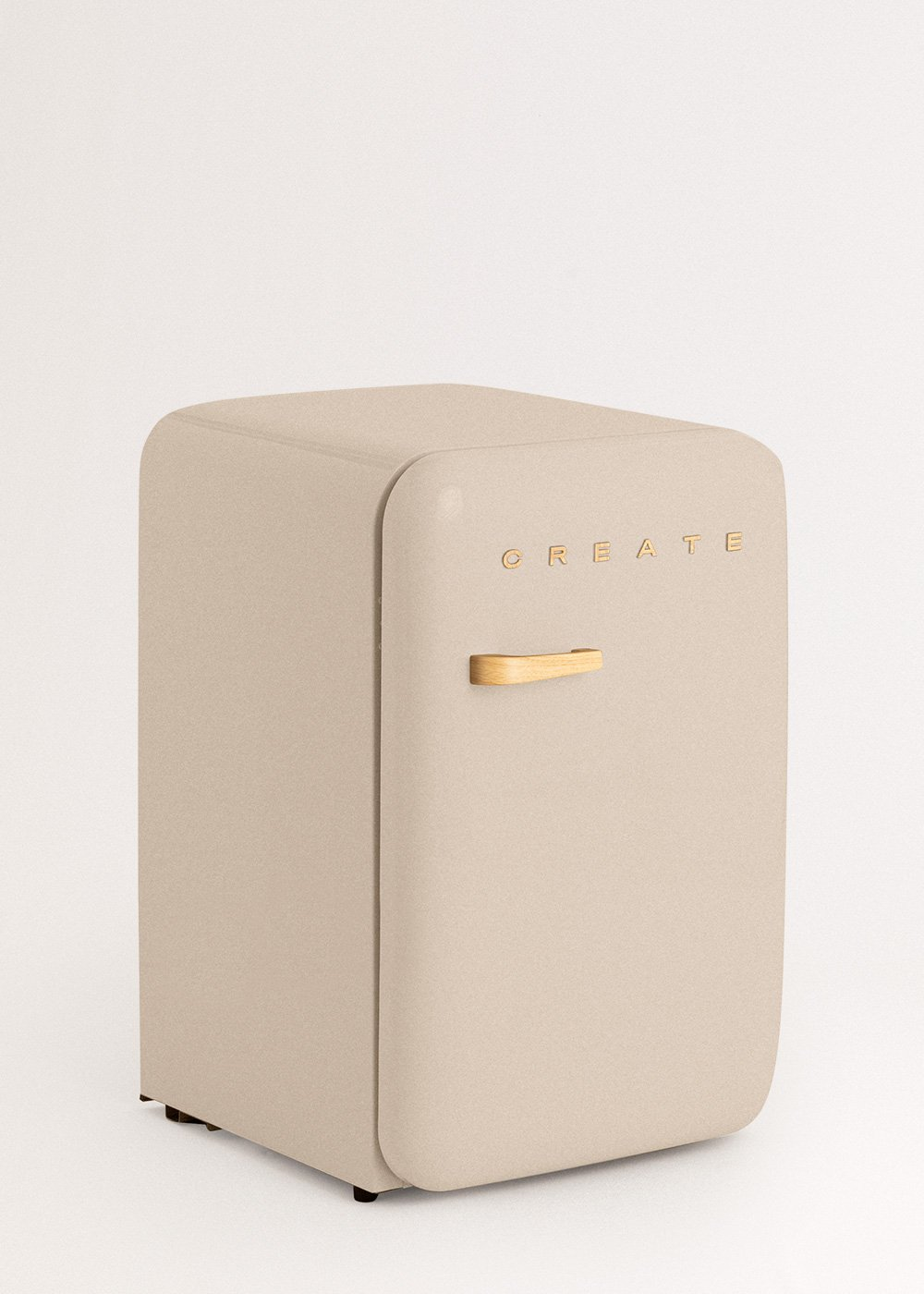 Mini-nevera beige con la palabra CREATE en letras doradas. Tiene un asa de madera y está sobre fondo blanco.