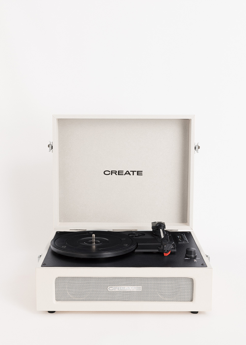 Un tocadiscos crema con detalles negros y una rejilla de altavoz plateada. La palabra "CREATE" está impresa en la tapa.