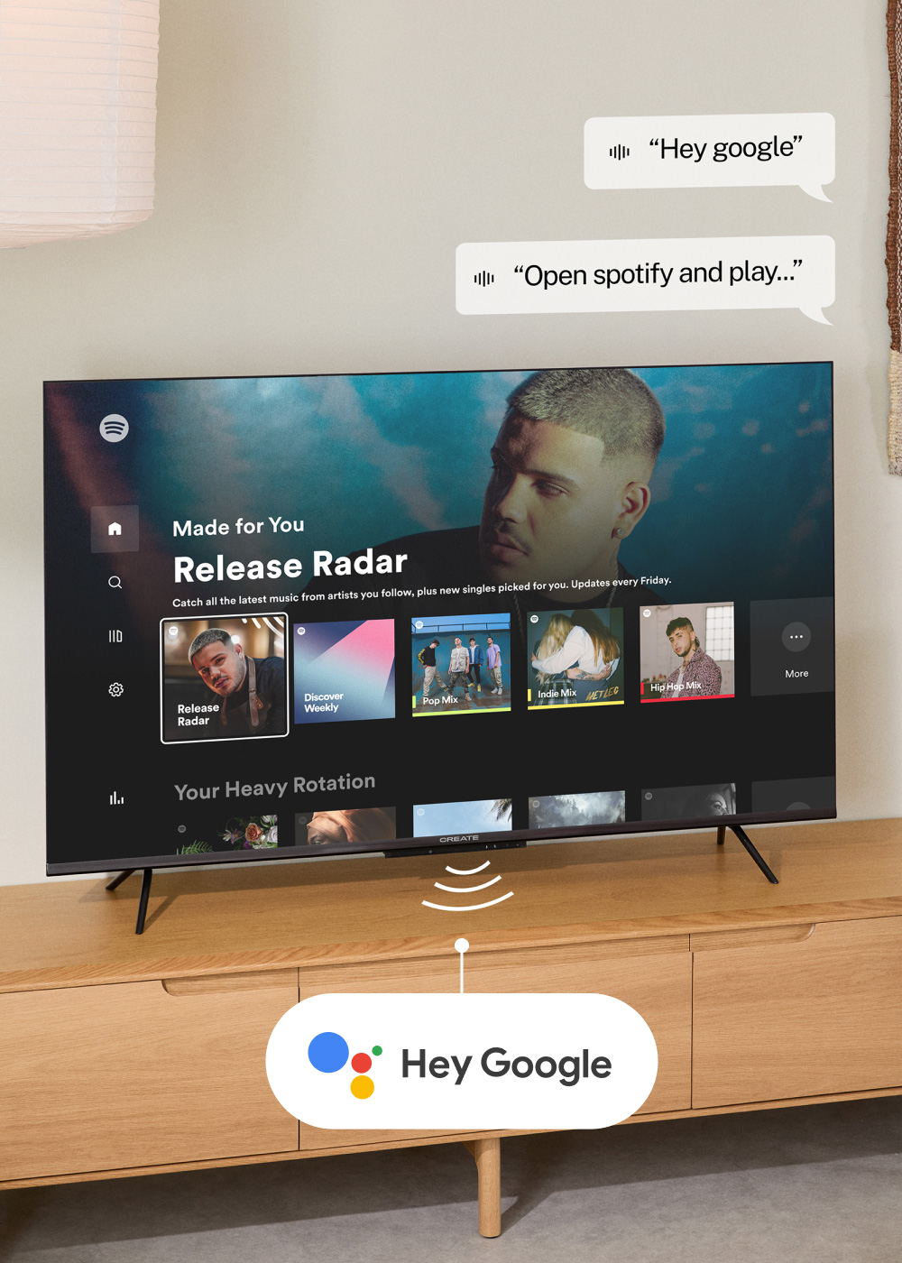 Un televisor muestra Spotify. Burbujas de voz dicen 'Hey Google' y 'Abrir Spotify y reproducir'. La pantalla muestra opciones de música.