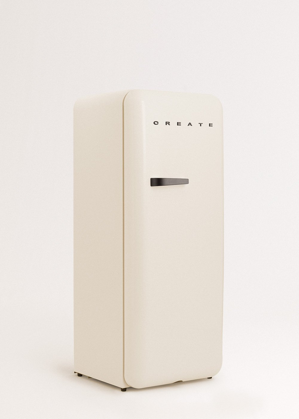 Un refrigerador crema con la palabra 'CREATE' arriba. Tiene un asa negra y se alza sobre un fondo blanco.