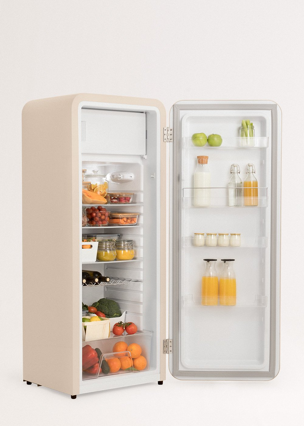 Nevera beige abierta llena de frutas, verduras, bebidas y frascos. La puerta está abierta, mostrando el contenido en el interior.
