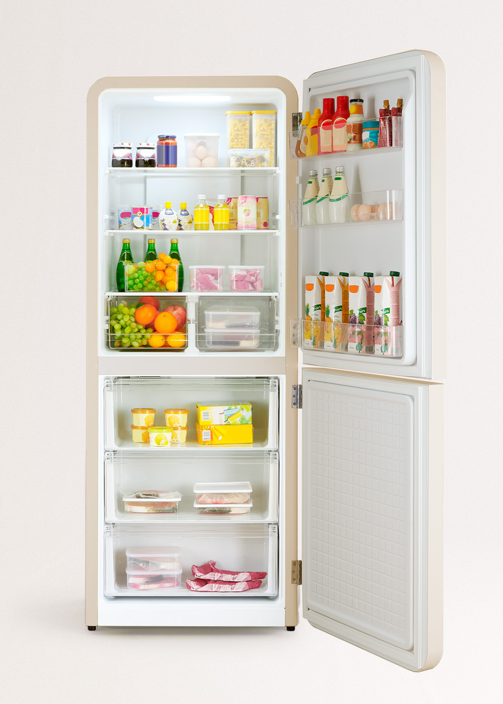 Refrigerador abierto lleno de frutas, verduras, bebidas y alimentos. La puerta está abierta, mostrando el contenido.