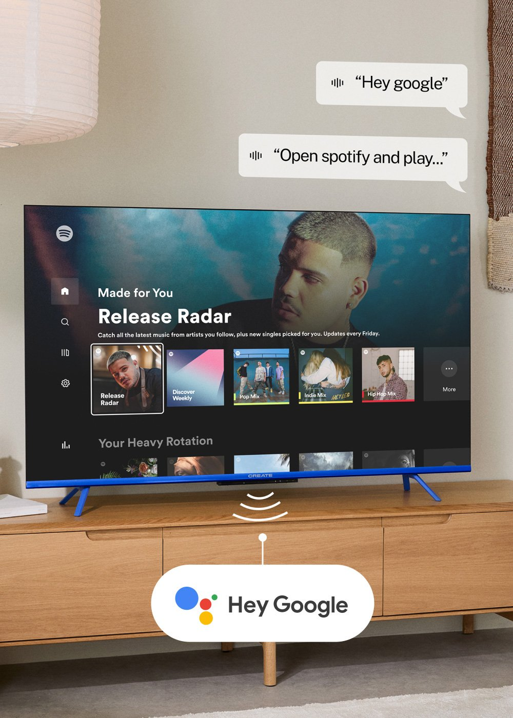 Un televisor muestra Spotify, con burbujas de comandos de voz. Un mueble de madera soporta el televisor con un botón 'Hey Google' debajo.