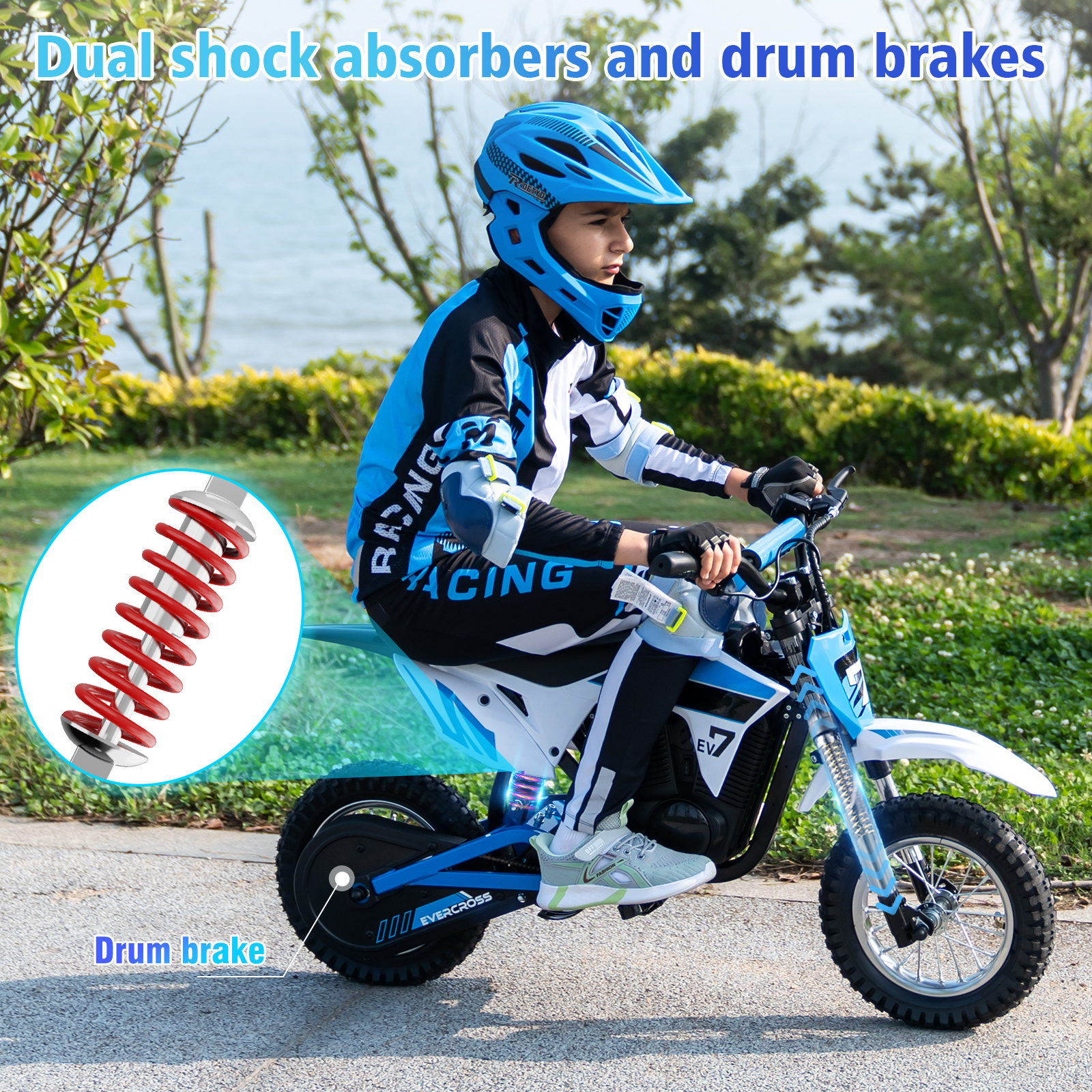 Un niño con casco azul monta una moto azul y blanca. La imagen muestra amortiguadores y frenos de tambor de la moto.