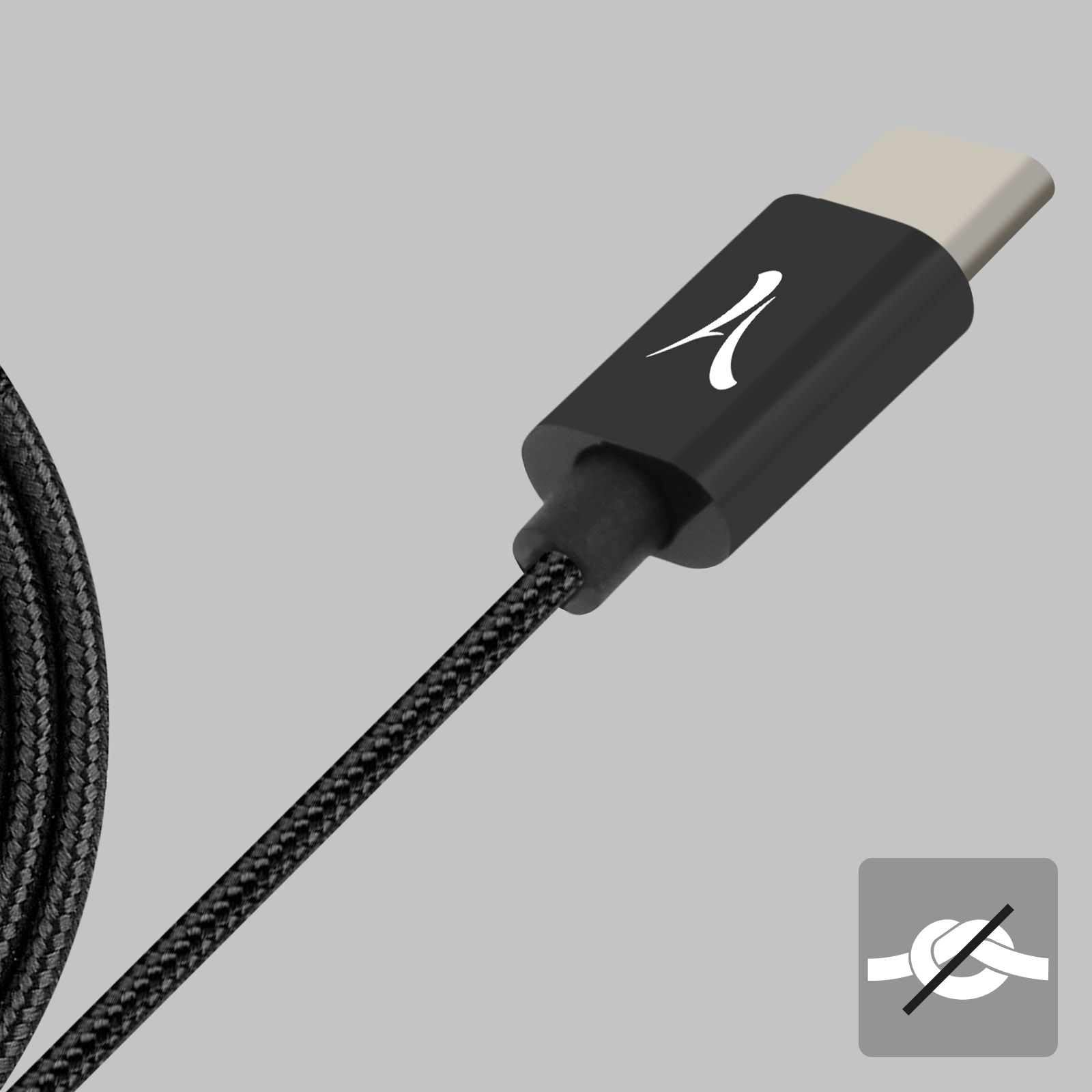 Cavo USB-C nero con logo bianco. Cavo intrecciato. Sfondo grigio con icona di divieto di nodo.