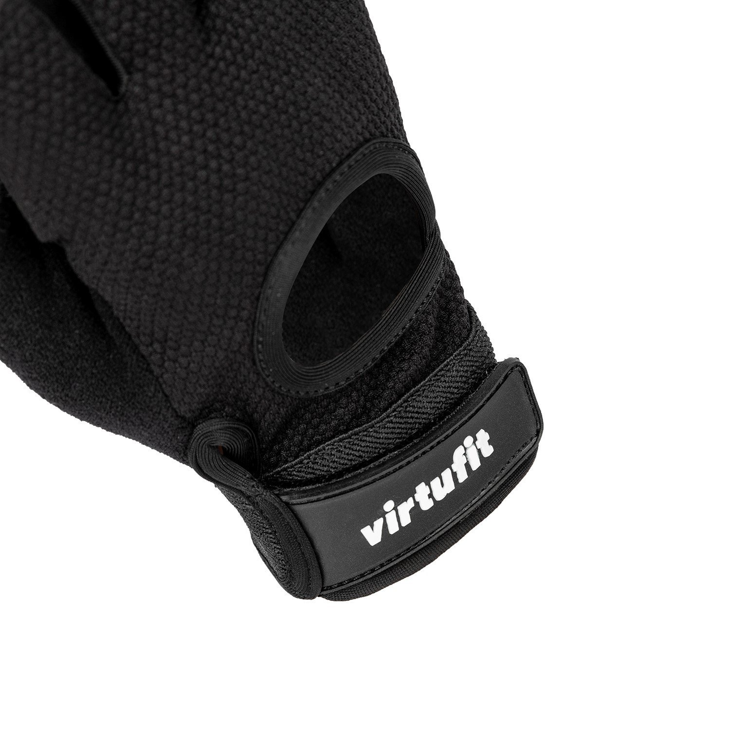 Nahaufnahme eines schwarzen Trainingshandschuhs. Das Wort 'virtufit' ist auf einem schwarzen Riemen aufgedruckt. Der Handschuh hat eine strukturierte Oberfläche.