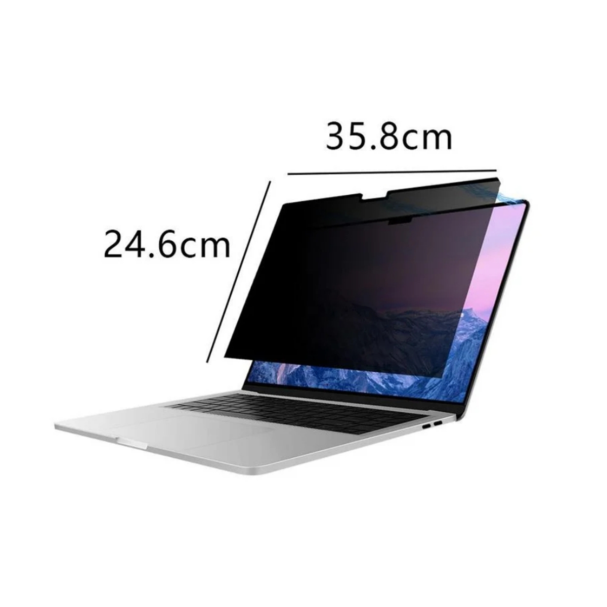 Ein Laptop mit schwarzem Sichtschutz wird gezeigt. Abmessungen: 24,6 cm x 35,8 cm. Der Bildschirm zeigt eine Landschaft mit lilafarbenen Farbtönen.