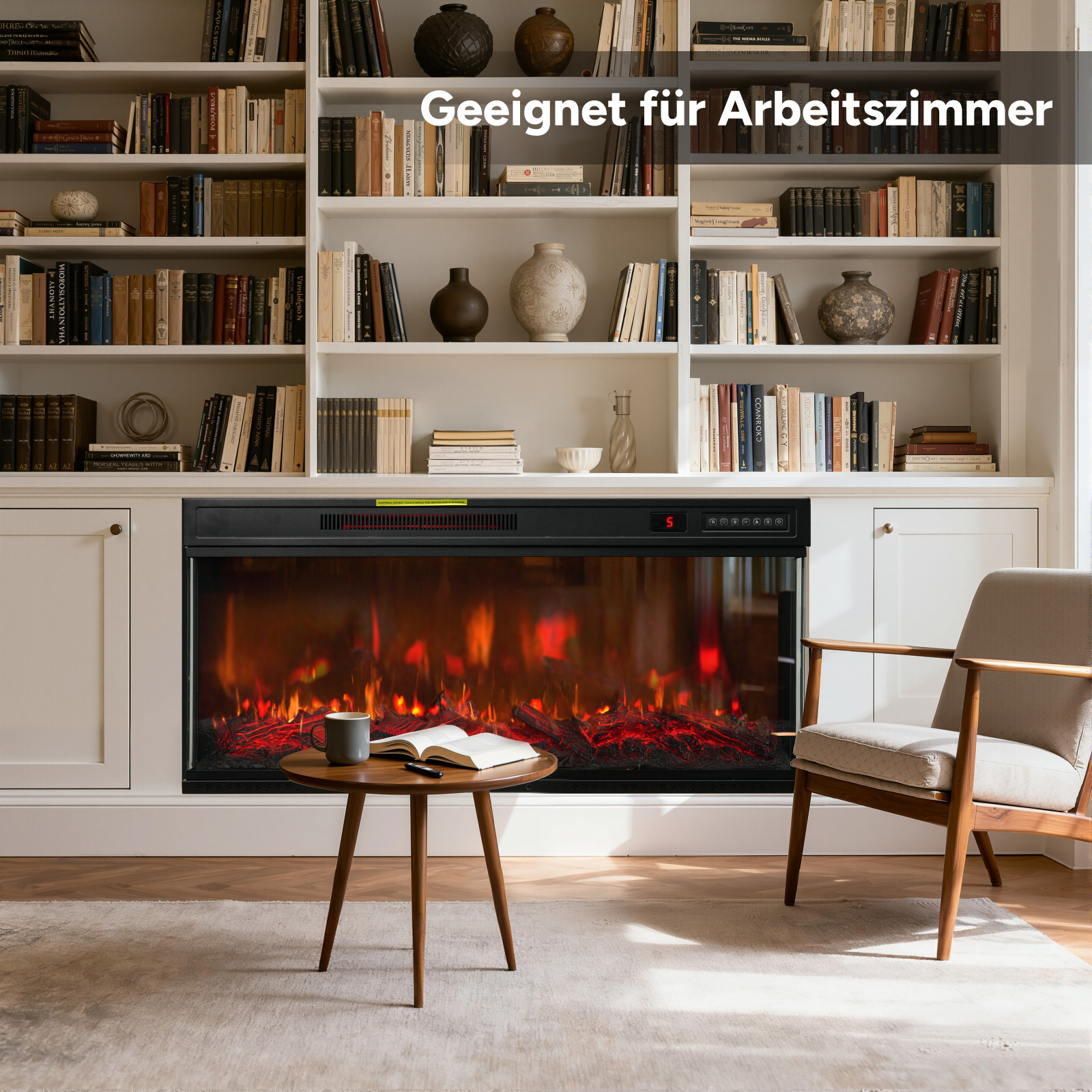 Ein Zimmer mit Kamin, Büchern, einem Couchtisch und einem Stuhl. Der Kamin hat einen Feuereffekt.