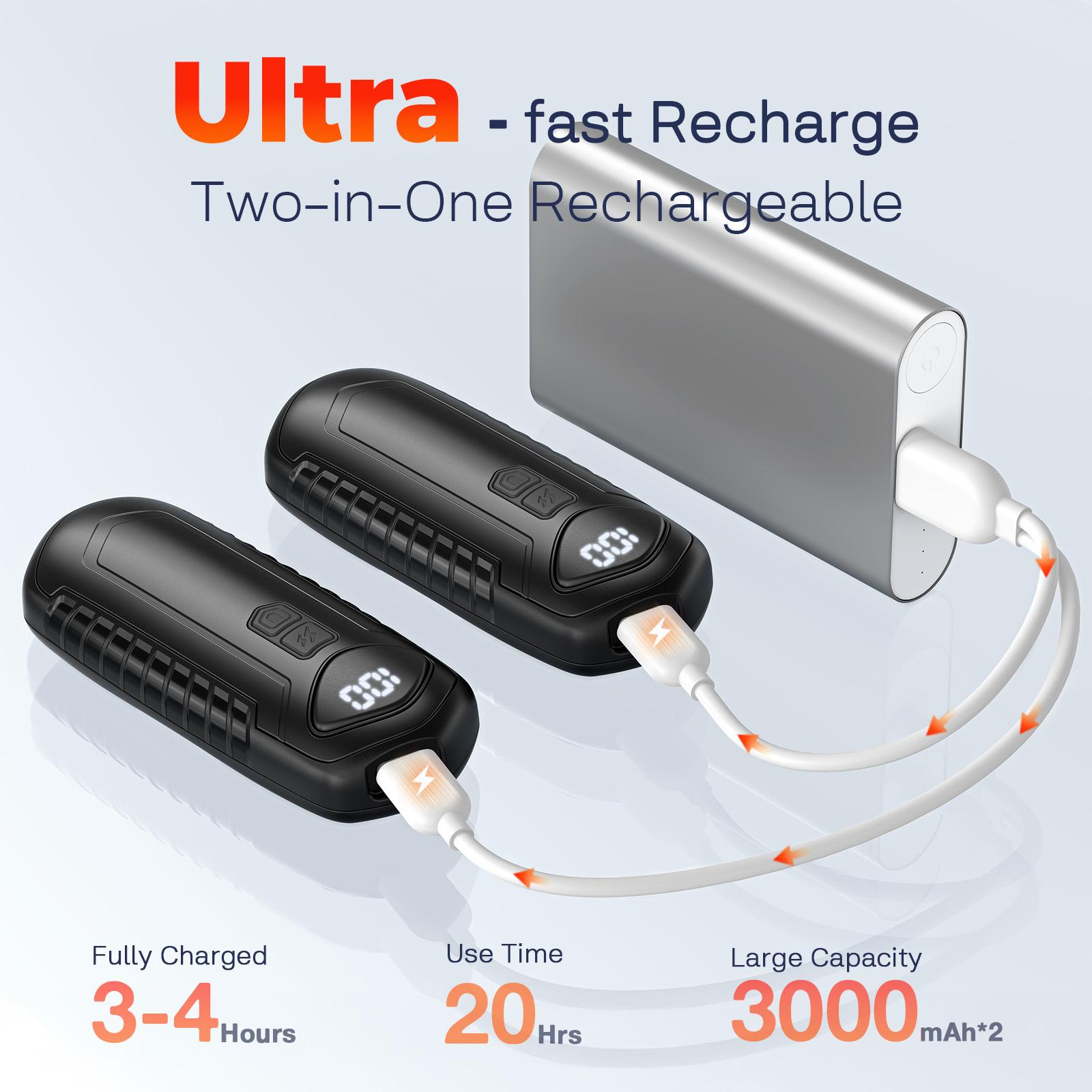 Das Bild zeigt zwei schwarze Powerbanks, die geladen werden und an eine silberne Stromquelle angeschlossen sind. Text hebt Merkmale hervor: schnelles Aufladen, große Kapazität.