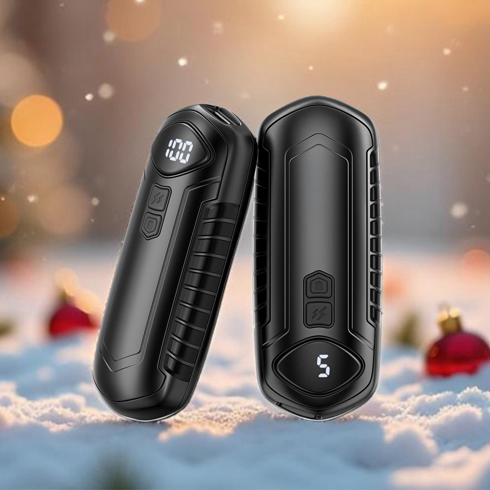 Zwei schwarze elektronische Geräte mit Digitalanzeigen. Eines zeigt 100 %. Der Hintergrund hat Bokeh-Lichter und Schnee.