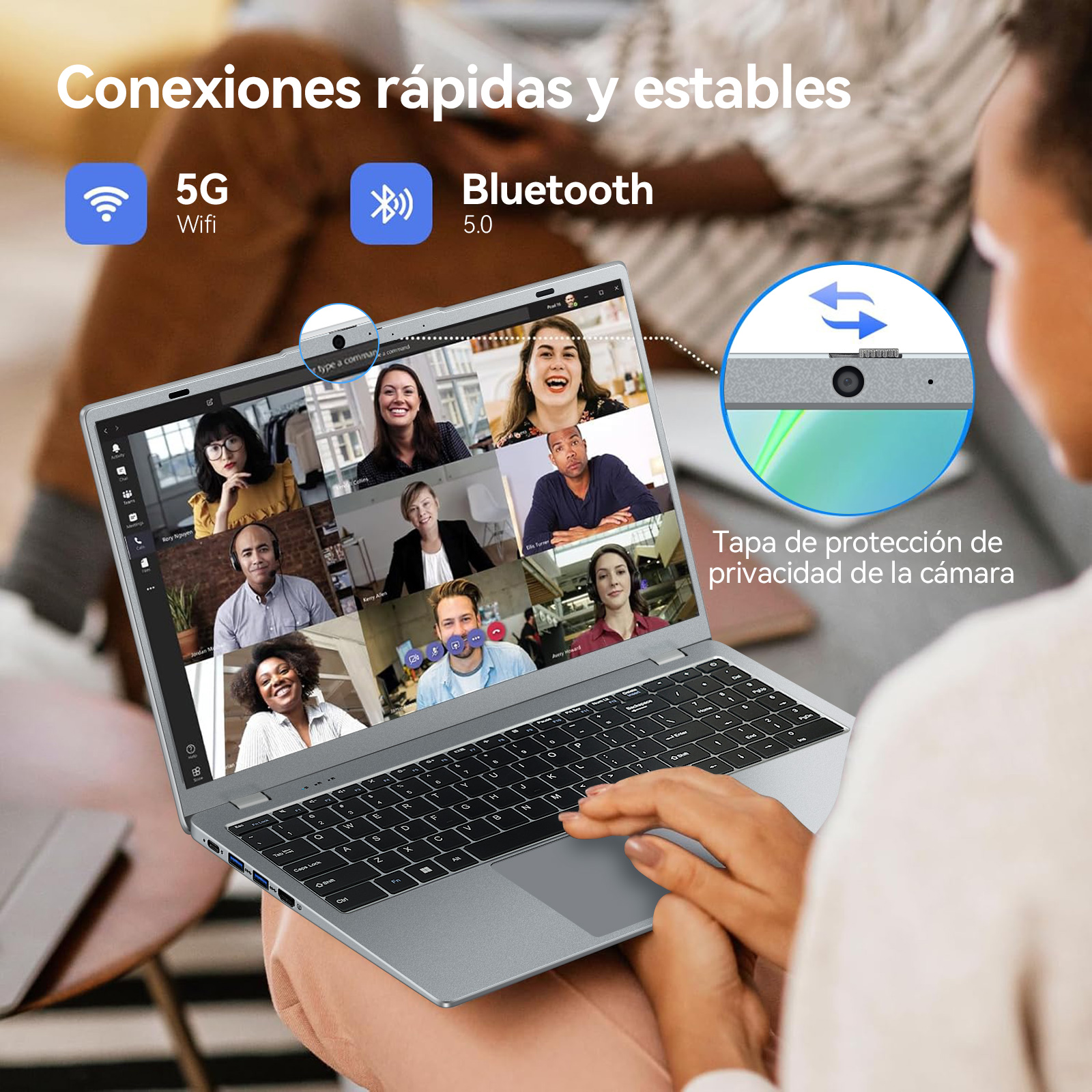 Una laptop muestra una videollamada con varias personas. Una mano toca la laptop. La laptop tiene 5G WiFi y Bluetooth.