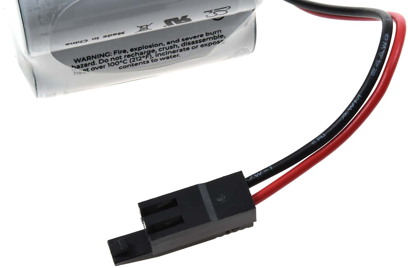 Batería con etiqueta de advertencia. Cables negros y rojos se conectan a un conector negro. La etiqueta indica advertencias sobre fuego y explosión.