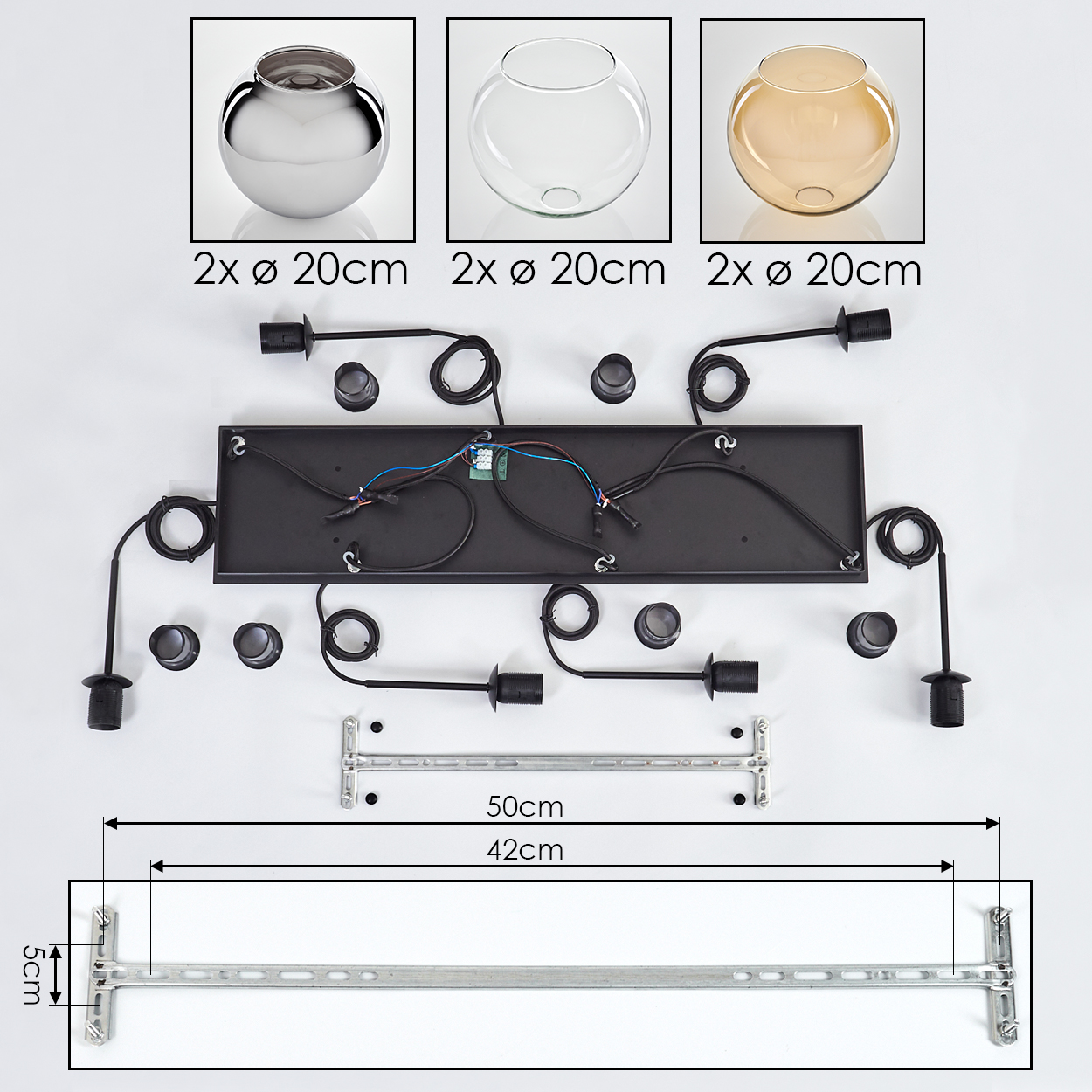 Ein zerlegtes Lampen-Kit mit drei Glasschalen, einer schwarzen Montageplatte und Metallhalterungen auf weißem Untergrund.