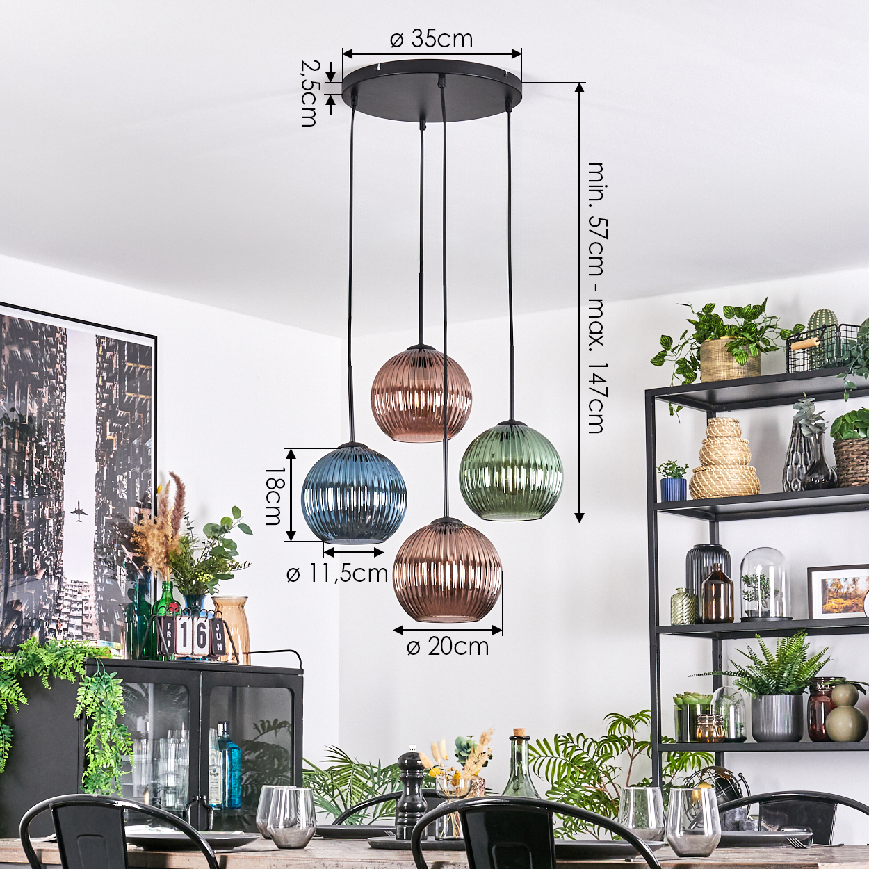 Ein Esszimmer mit einem schwarzen Metallregal und einem schwarzen Tisch. Über dem Tisch hängen vier Pendelleuchten. Die Leuchten sind blau, grün und kupferfarben.