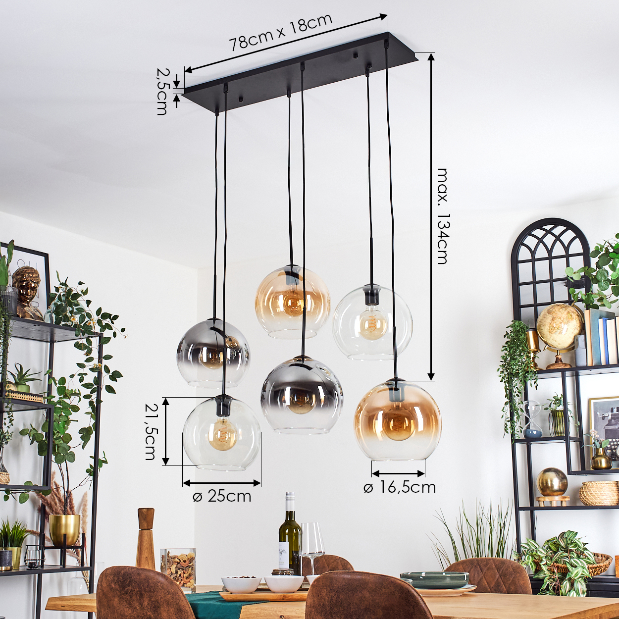 Ein modernes Esszimmer mit Holztisch, Stühlen und einer Hängeleuchte mit Glaskugeln.