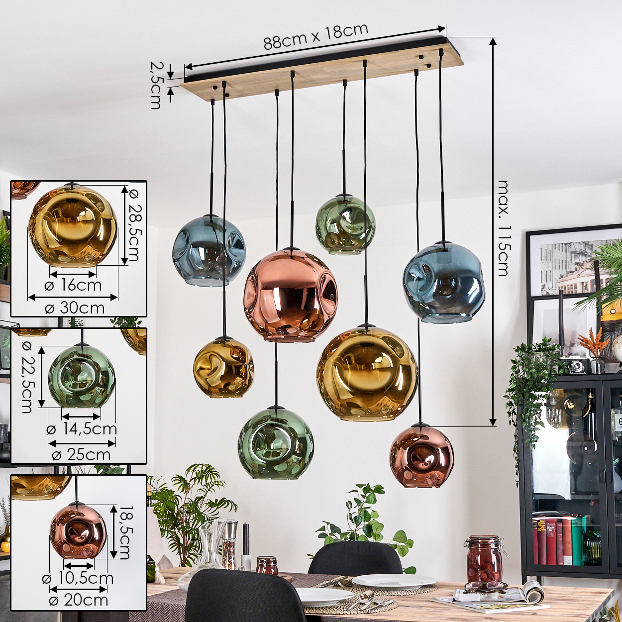 Eine moderne Hängeleuchte mit neun Glasglobus in verschiedenen Farben hängt über einem Esstisch. Maße sind enthalten.