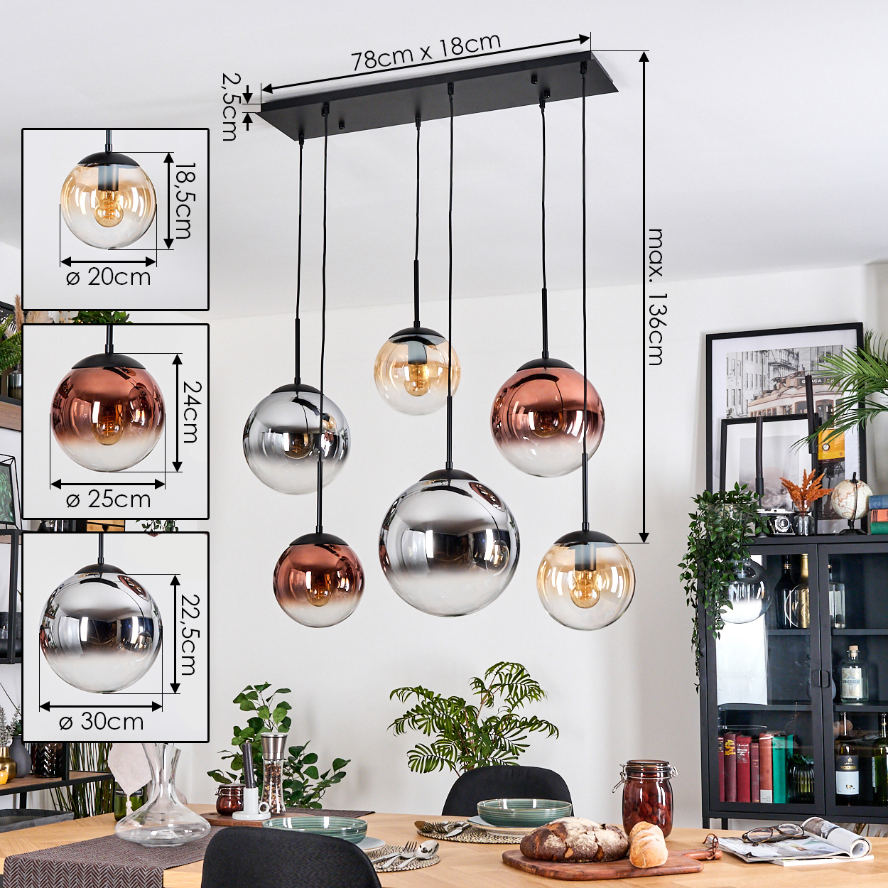 Esszimmer mit Holztisch und schwarzem Kronleuchter mit Glaskugeln. Abmessungen sind im Bild angegeben.