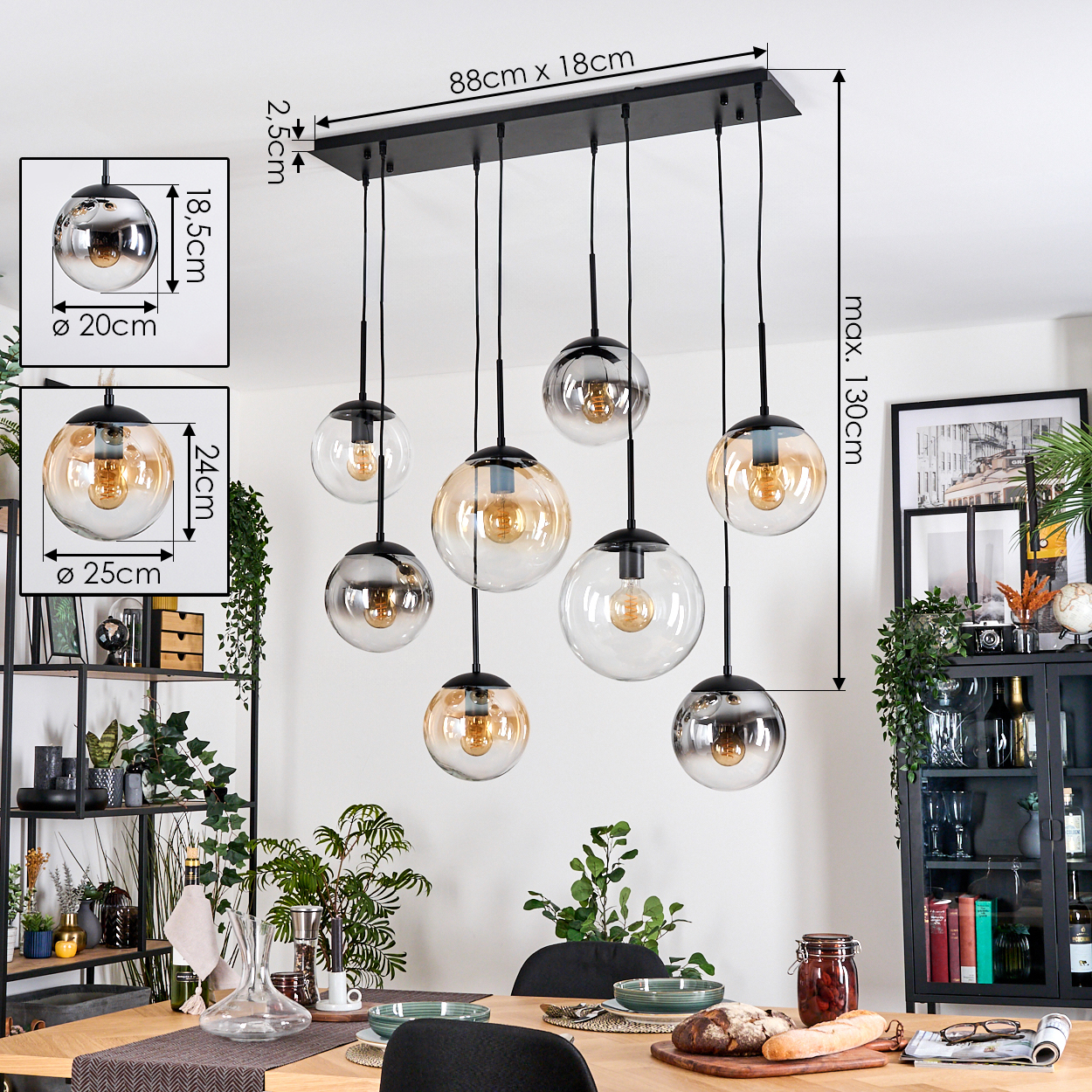Ein modernes Esszimmer mit Holztisch und schwarzem Kronleuchter mit Glaskugelleuchten. Pflanzen und Dekoration sind ebenfalls sichtbar.