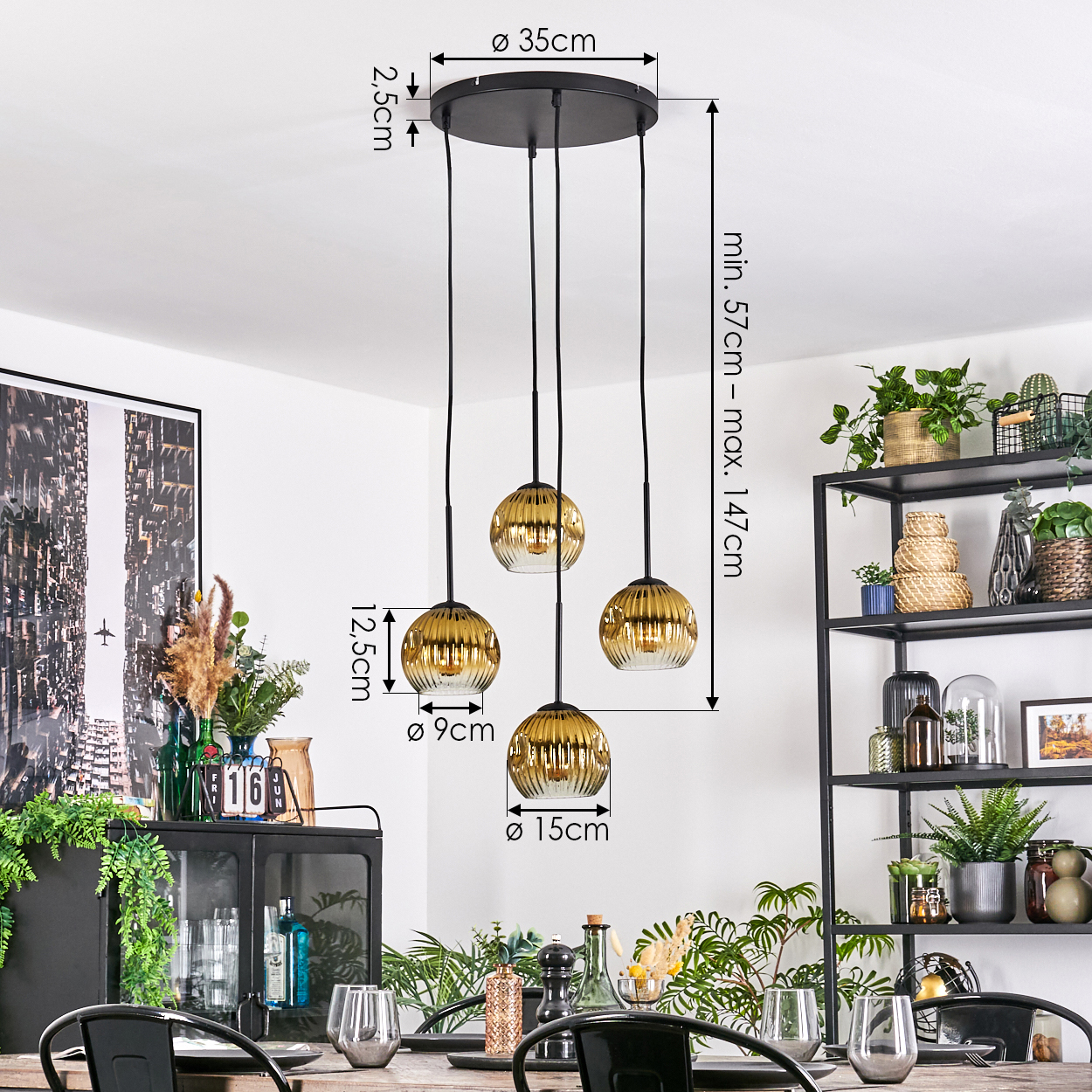 Ein Esszimmer mit einem Kronleuchter aus vier goldenen Glaskugelleuchten. Es gibt einen gedeckten Tisch, einen Schrank und ein Regal mit Pflanzen.