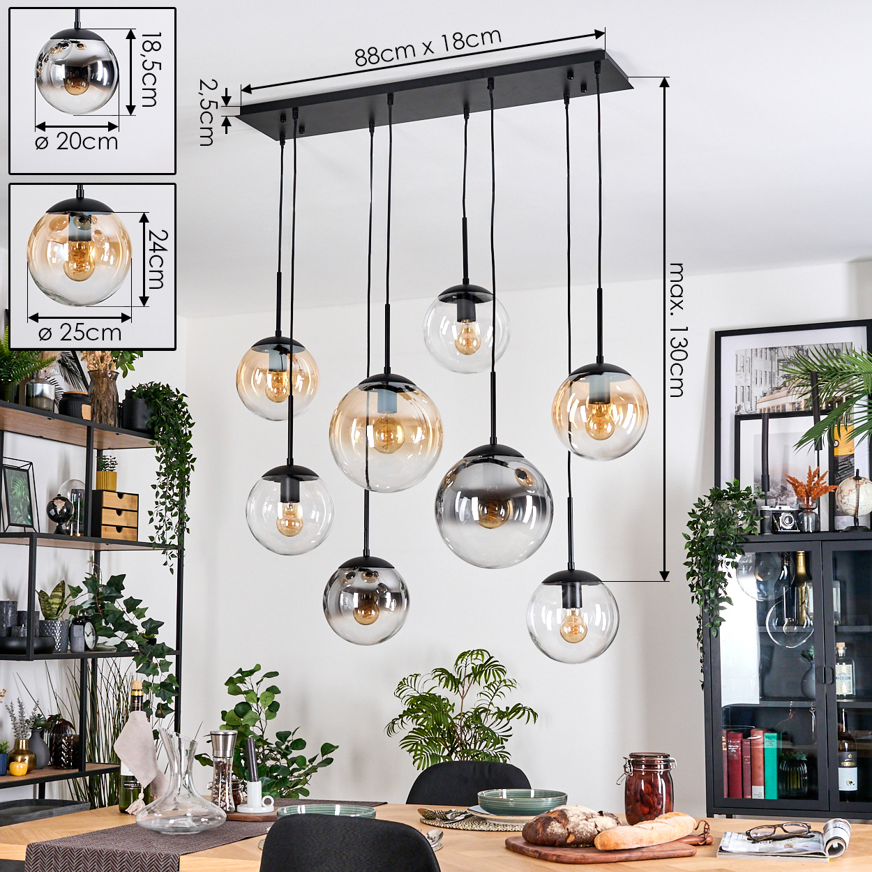 Ein modernes Esszimmer mit einem schwarzen Kronleuchter mit Glaskugeln. Ein Holztisch ist mit Essen gedeckt, und Pflanzen umgeben den Raum.