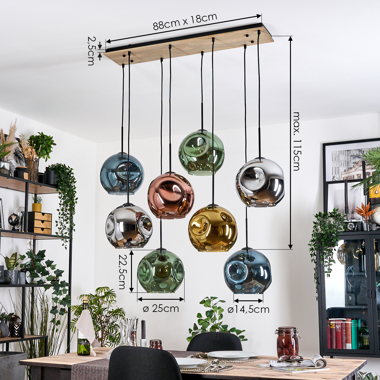 Ein modernes Esszimmer mit Holztisch und schwarzem Stuhl. Die Decke hat einen Holzbalken mit bunten Glaslampen.
