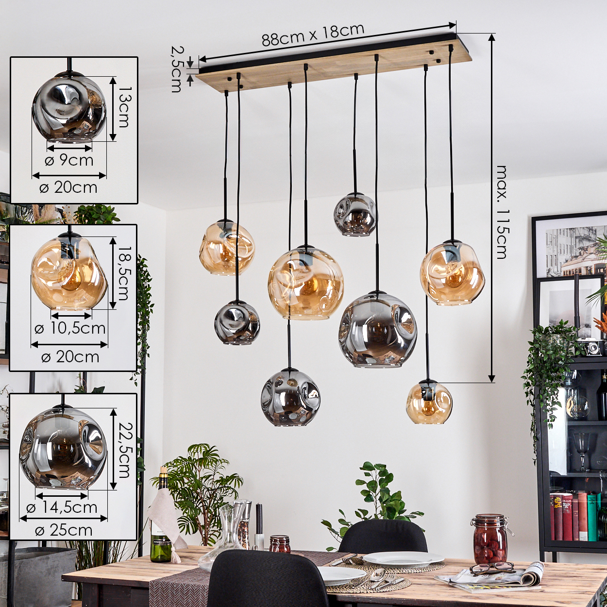 Esszimmer mit Holztisch, Deckenleuchte mit Glaskugellampen und schwarzem Bücherregal.