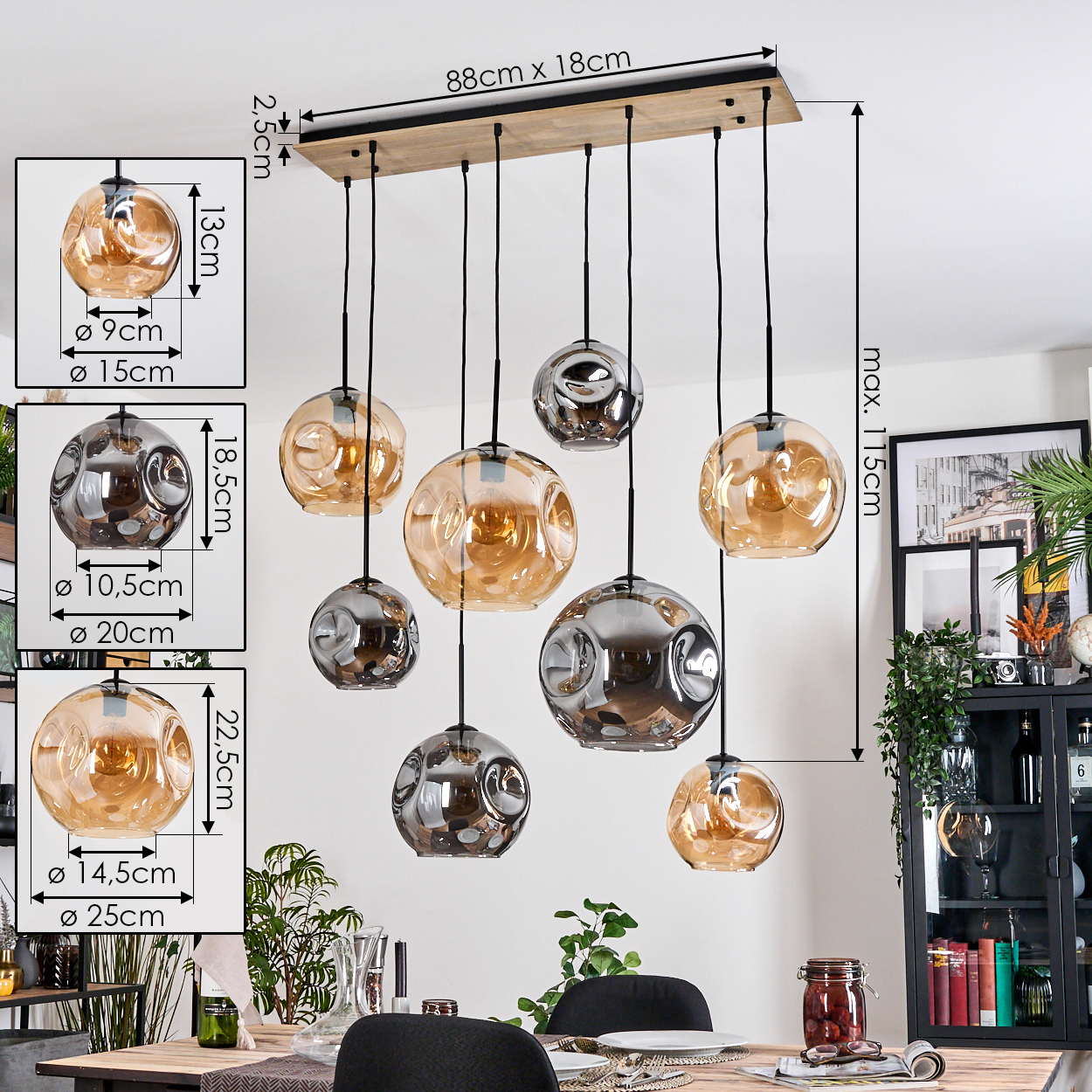 Esszimmer mit Holztisch, Kronleuchter mit Kugelleuchten und Schrank mit Dekorationen und Büchern.