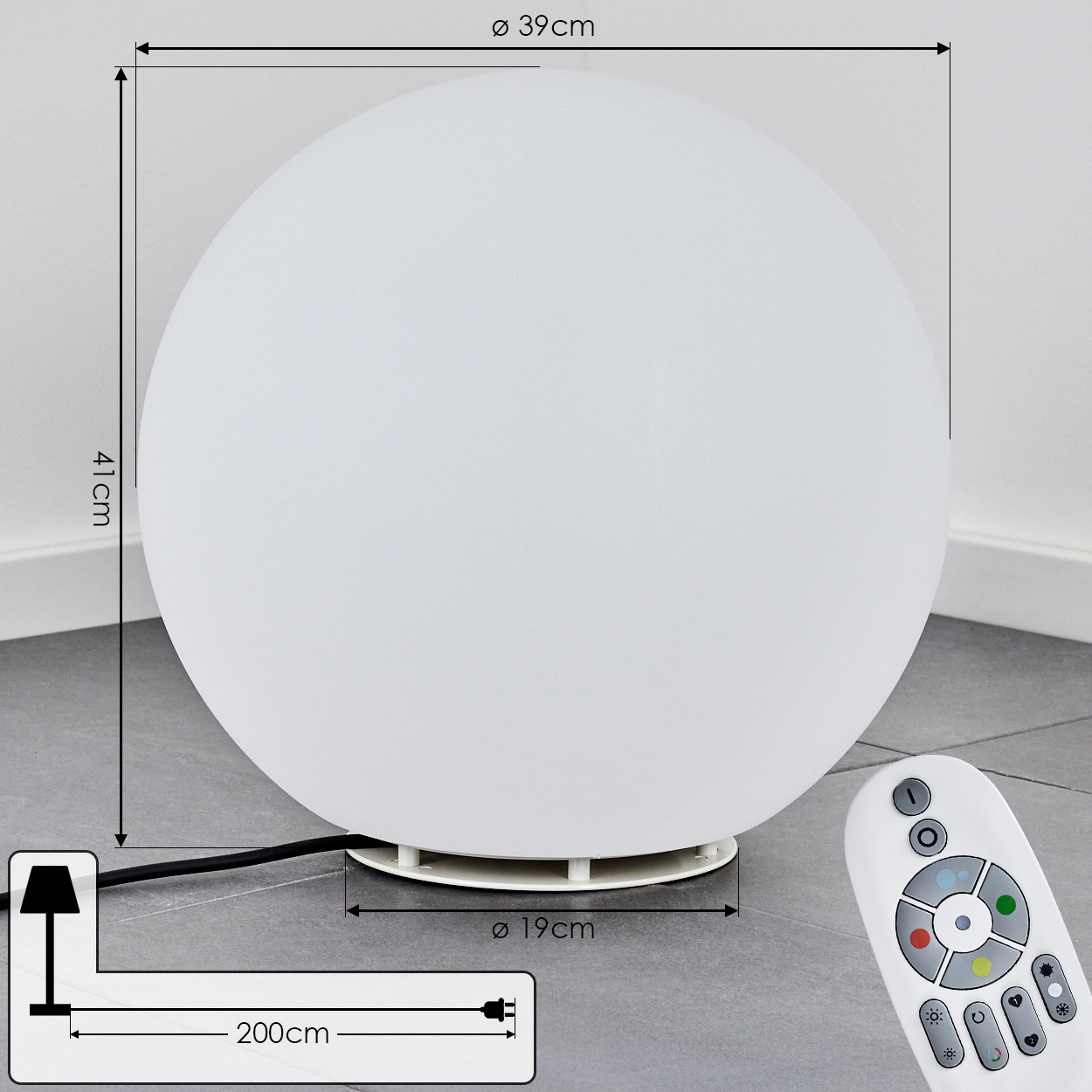 Eine weiße Kugellampe mit Fernbedienung, Abmessungen sind angegeben. Die Lampe ist eingesteckt. Weiße Wand und grauer Boden.