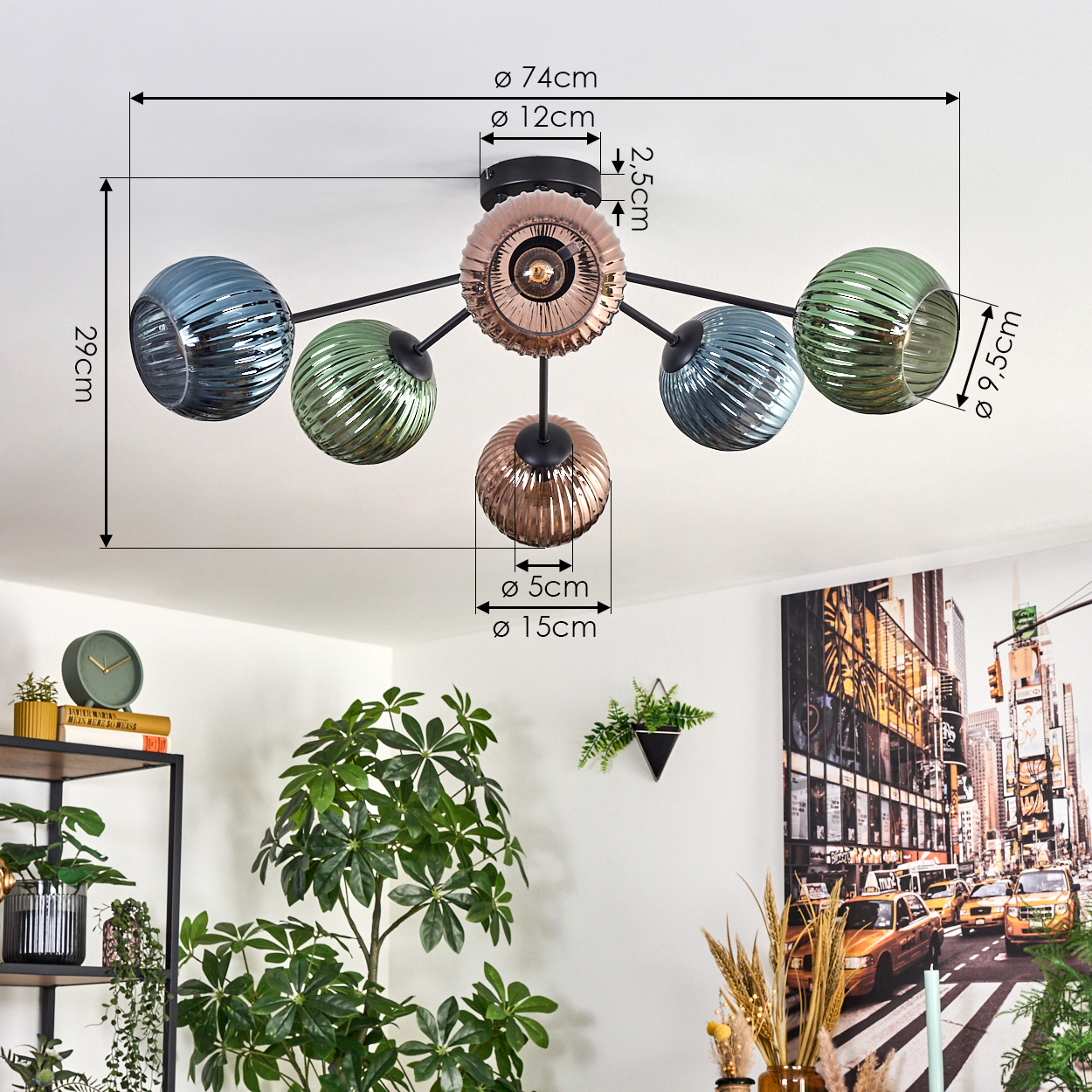 Eine moderne Deckenlampe mit Glasschirmen, Maße sind angegeben. Pflanzen und ein New York City Bild im Hintergrund.