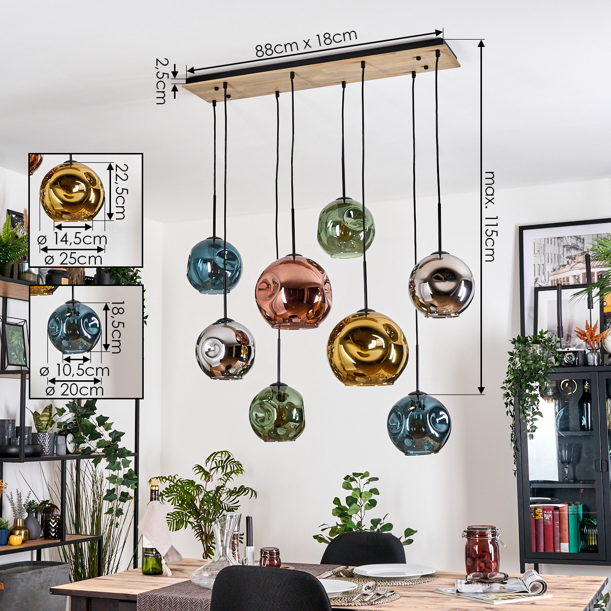 Esszimmer mit Holztisch, Kronleuchter mit bunten Glaskugeln und schwarzem Schrank mit Pflanzen.