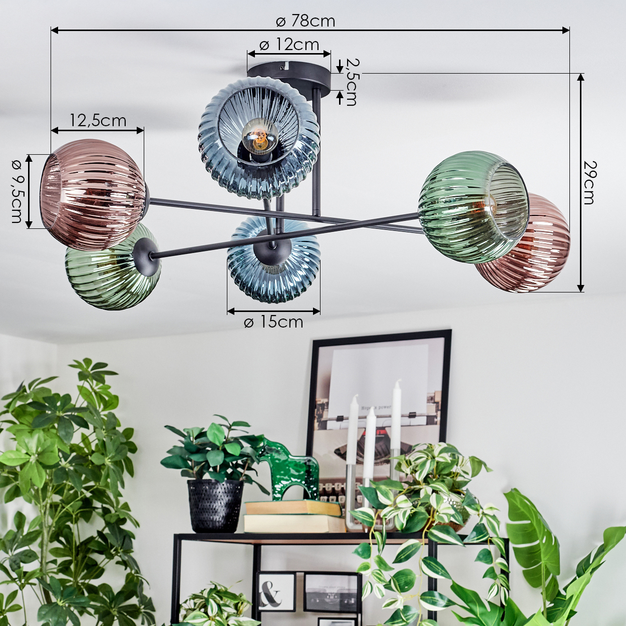 Eine moderne Deckenlampe mit farbigen Glasschirmen. Pflanzen und Dekor im Vordergrund, mit Maßangaben.