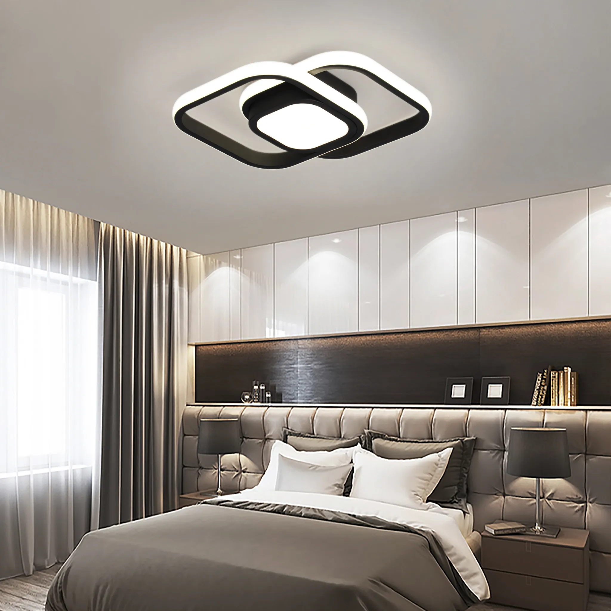 Ein modernes Schlafzimmer mit großem Bett, Deckenlicht und Vorhängen. Wände sind weiß und dunkelbraun.