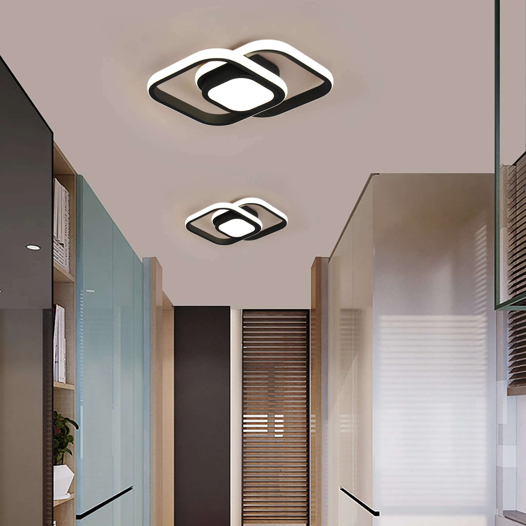 Zwei moderne Deckenleuchten in einem Flur. Die Leuchten sind schwarz und weiß, quadratisch. Der Flur hat ein elegantes Design.
