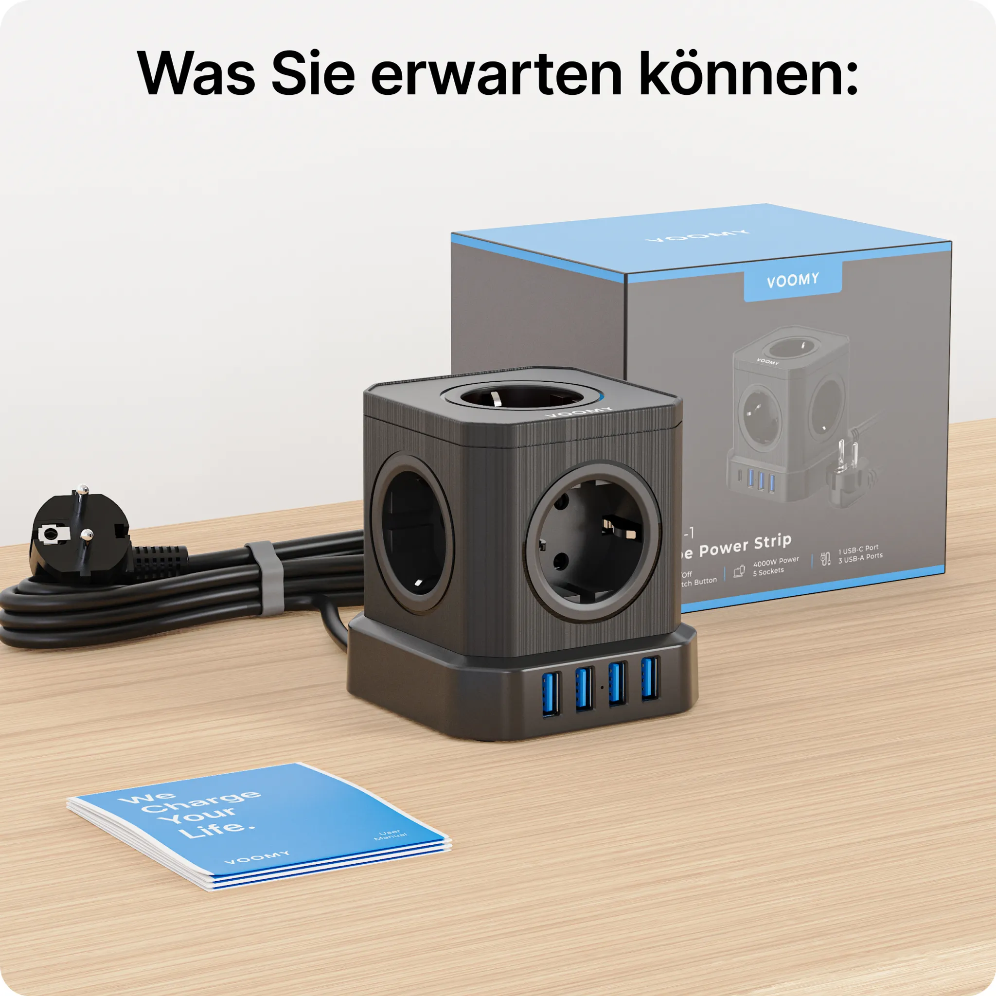Ein schwarzer Stromverteiler mit USB-Anschlüssen und einem Stecker, neben einer Box und einem Büchlein auf einem Holztisch.