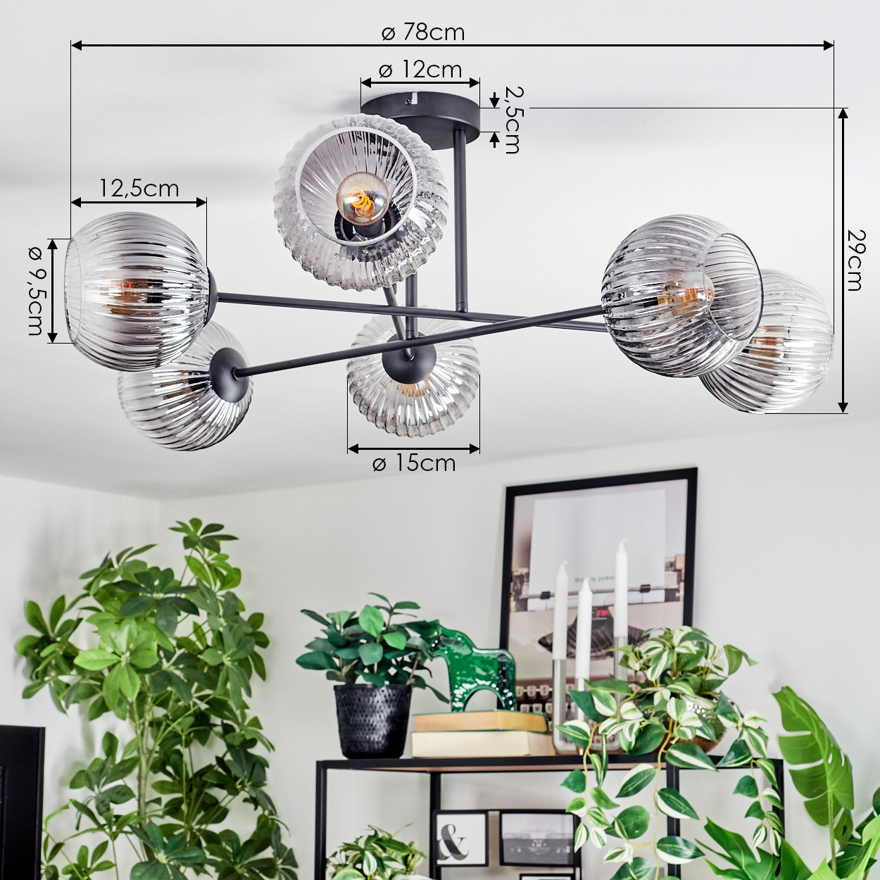 Eine moderne Deckenlampe mit Glaskugeln. Darunter ein Regal mit Pflanzen, Kerzen und Dekoration für eine gemütliche Atmosphäre.