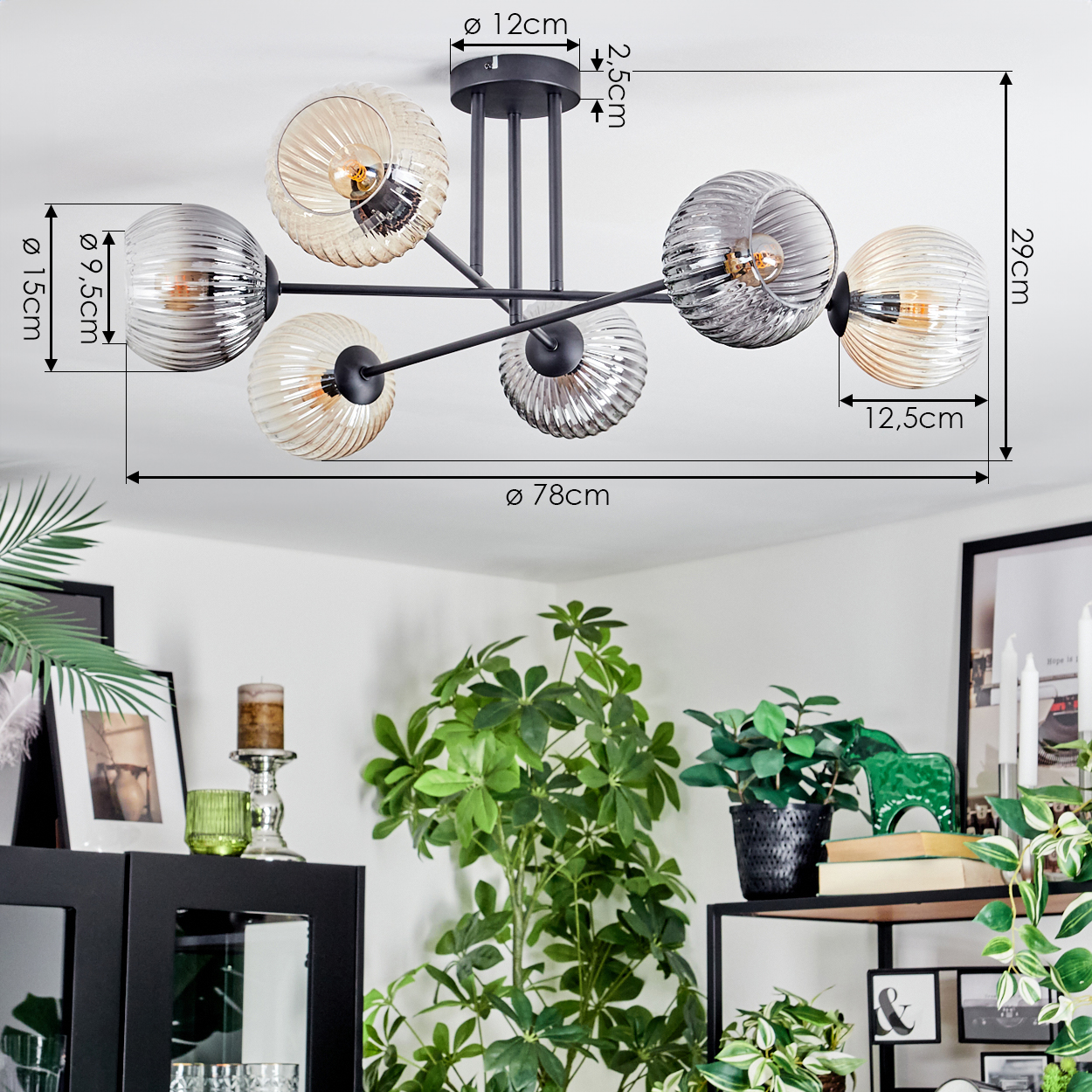Eine moderne Deckenlampe mit sechs Glaskugeln hängt über Zimmerpflanzen. Maße sind im Bild gekennzeichnet.