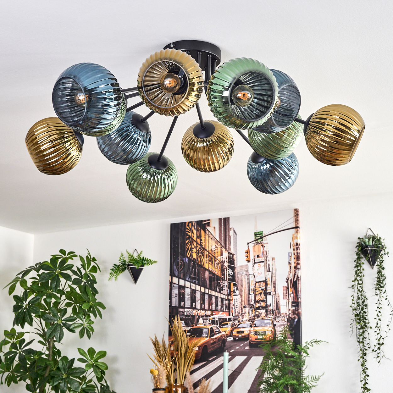 Moderne Deckenleuchte mit bunten Glaskugeln. Die Szene umfasst Pflanzen, ein NYC-Bild und eine weiße Decke.
