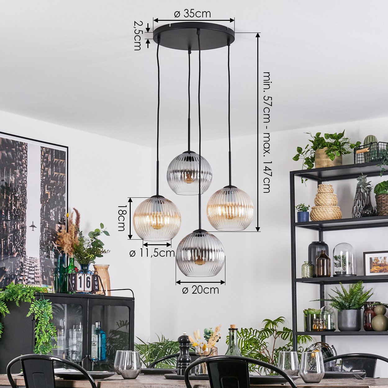 Eine Pendelleuchte mit vier runden Glasschirmen hängt über einem Tisch. Der Raum hat ein Regal mit Pflanzen und einen Schrank mit Dekorationen.