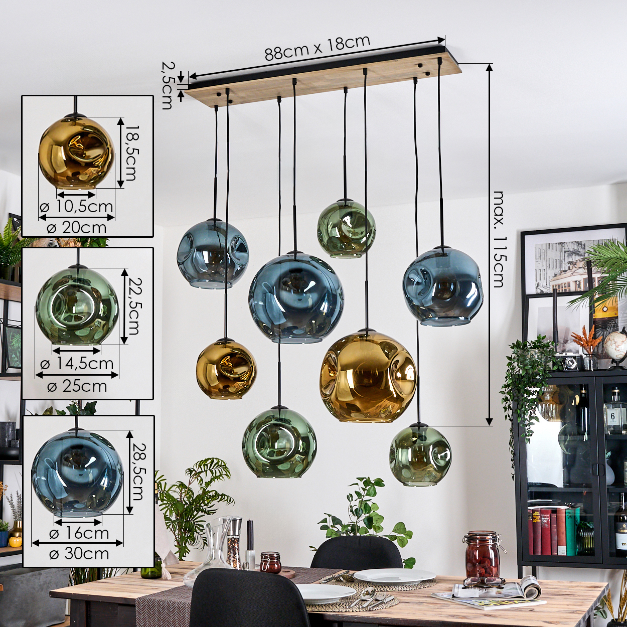 Esszimmer mit Holztisch, Hängeleuchten und schwarzem Schrank mit Dekoration.