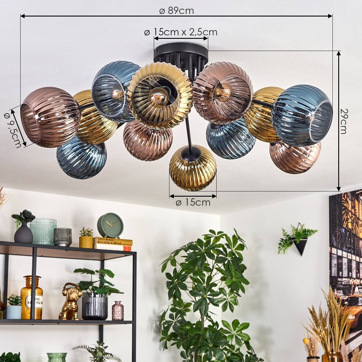 Eine moderne Deckenlampe mit mehreren Glaskugeln in verschiedenen Farben. Der Raum hat ein Regal mit Dekorationen und Pflanzen.