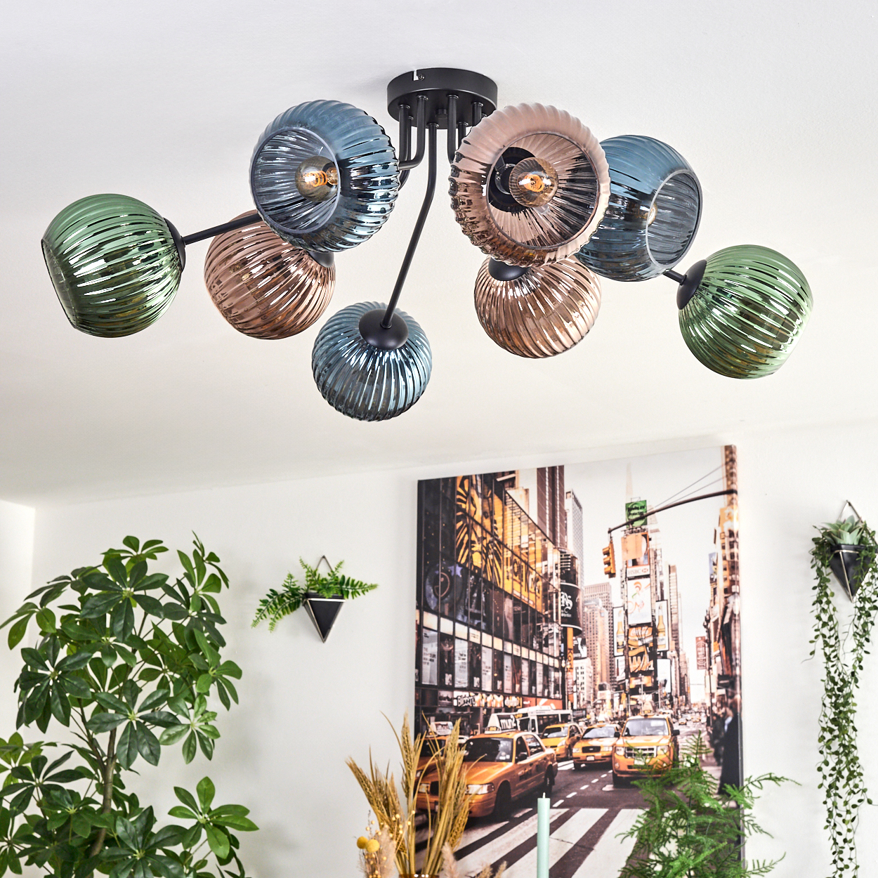 Deckenlampe mit Glaskugeln, ein Bild einer Straße mit gelben Taxis und Pflanzen im Vordergrund.