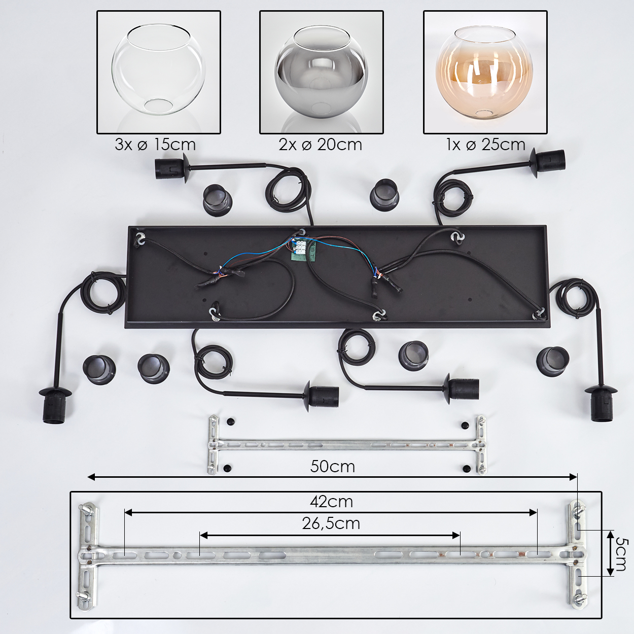Deckenleuchtenteile: drei klare, zwei silberne und eine bernsteinfarbene Glaskugel. Schwarze elektrische Komponenten und Metallhalterungen.