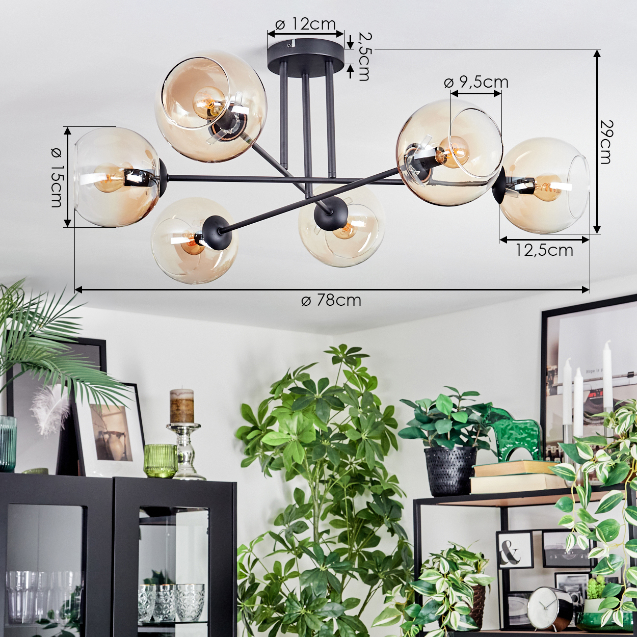 Eine moderne Deckenleuchte mit sechs kugelförmigen Lampen. Der Hintergrund zeigt Pflanzen, einen Schrank und gerahmte Bilder.